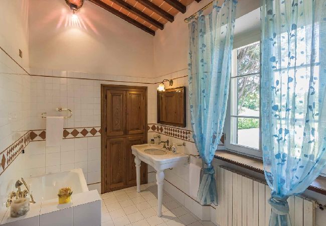 Villa in Barga - LA BARGHIGIANA Villa in Barga - LA BARGHIGIANA